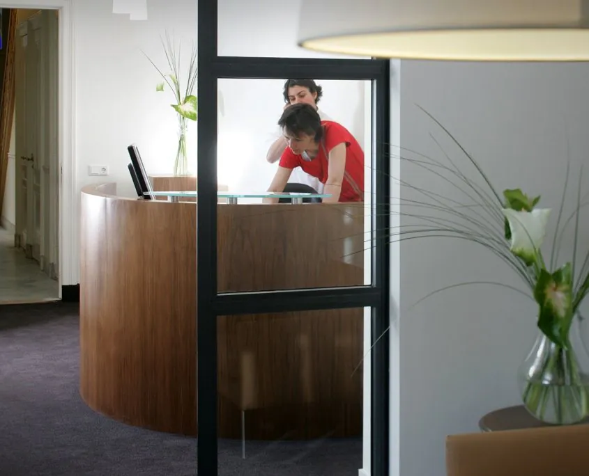 Maatwerk aanmeldbalie hout tandartsenpraktijk mondzorg cuppen nijmegen Maatwerk aanmeldbalie hout tandartsenpraktijk mondzorg cuppen nijmegen