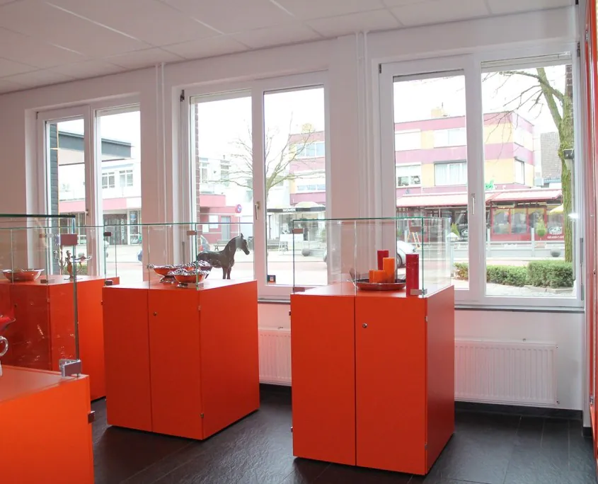 Oranje presentatiezuilen glasvitrine kulturhus millingen aan de rijn