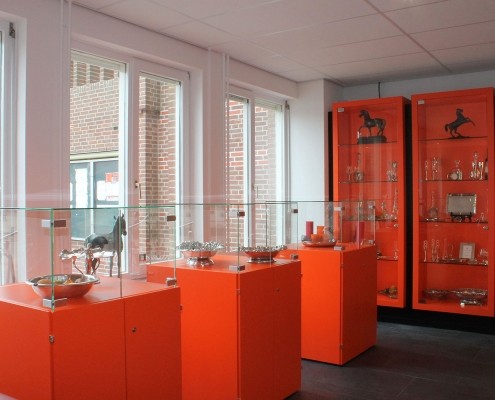 Oranje presentatiezuilen glasvitrine kulturhus millingen aan de rijn