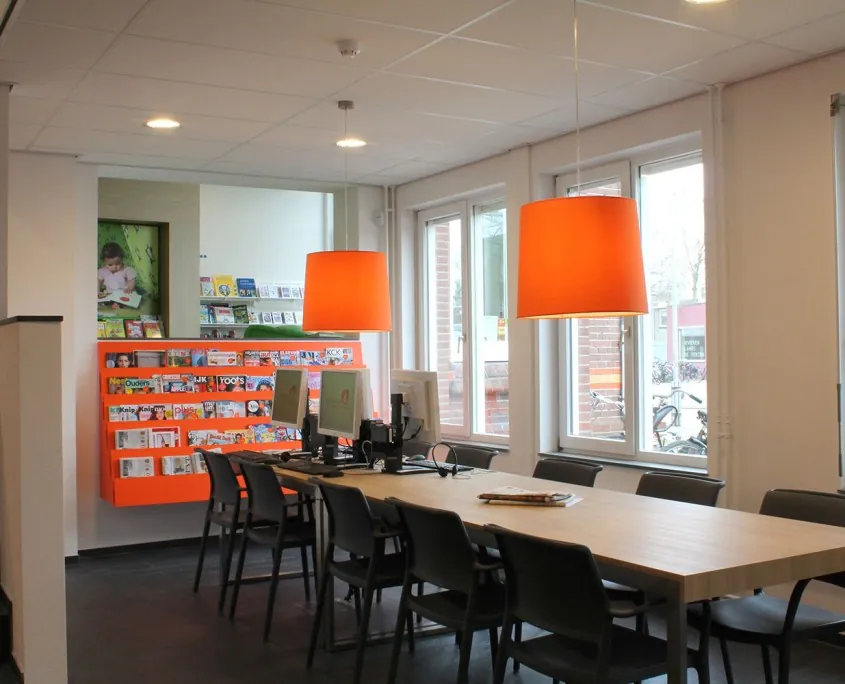 Oranje tijdschriftenrek leestafel maatwerk kulturhus millingen aan de rijn