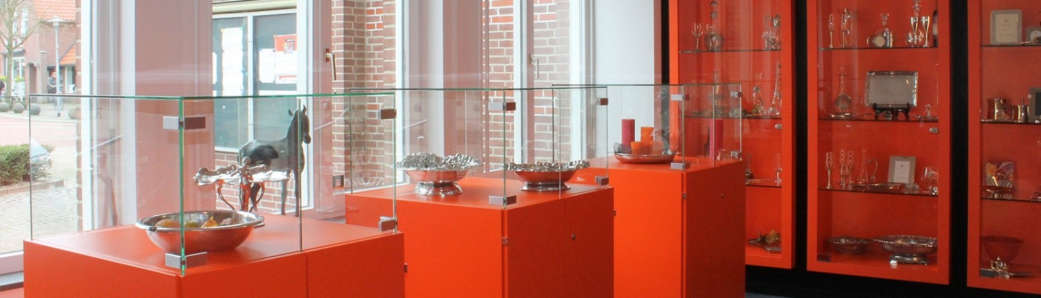 Slider oranje presentatiezuilen glasvitrine kulturhus millingen aan de rijn