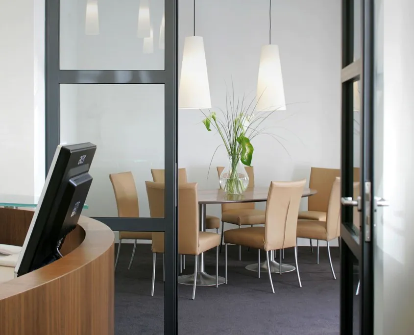 Wachtruimte tafel stoelen tandartsenpraktijk mondzorg cuppen nijmegen Wachtruimte tafel stoelen tandartsenpraktijk mondzorg cuppen nijmegen