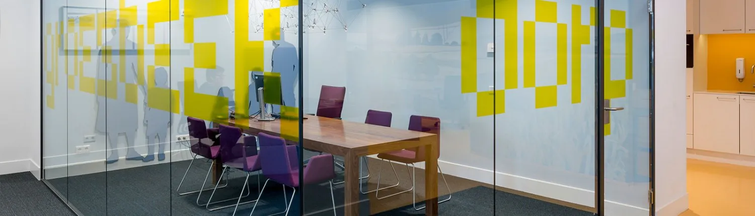 Slider vergaderruimte zwarte kozijnen glas vergadertafel rabobank groesbeek