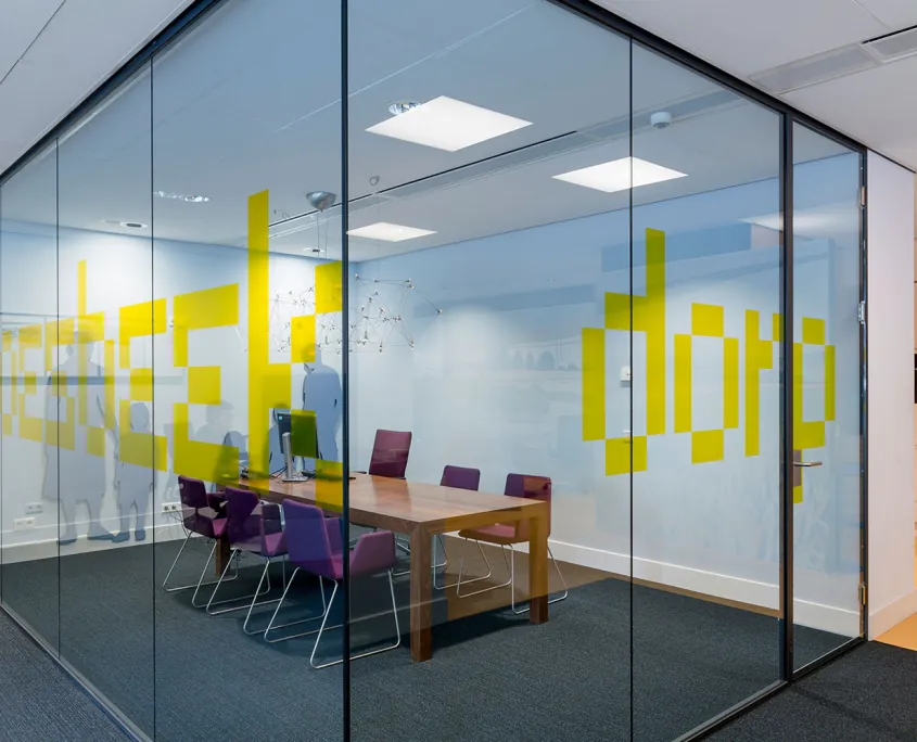 Vergaderruimte zwarte kozijnen glas vergadertafel rabobank groesbeek