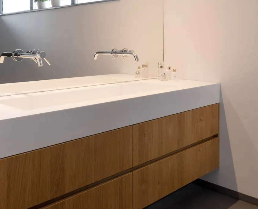 Badkamermeubel hout lades wit corian blad met spoelbakken badkamer elst