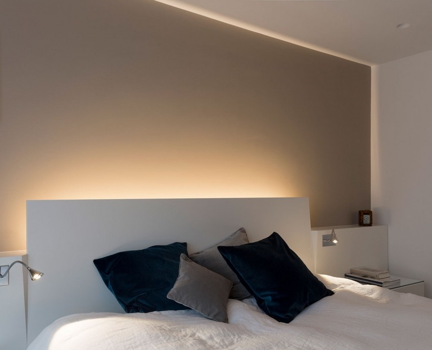 Wit bedachterwand met nachtlampen slaapkamer nijmegen