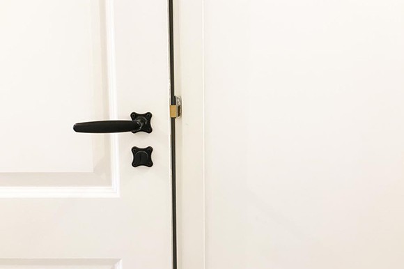 Afbeelding van wit geschilderde deur met zwart deurbeslag van Intersteel