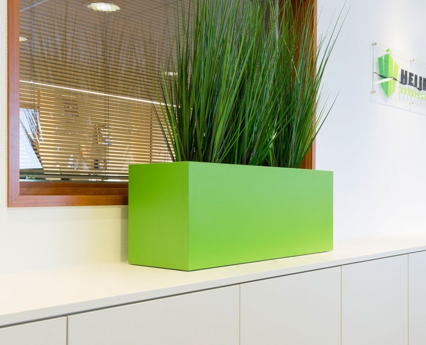 Wit maatwerk opbergkast plantenbak groen logo presentatie kantoor millingen aan de rijn
