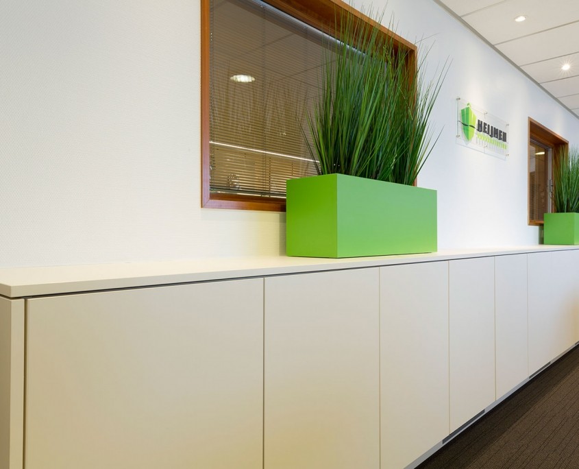 Wit maatwerk opbergkast plantenbak groen logo presentatie kantoor millingen aan de rijn