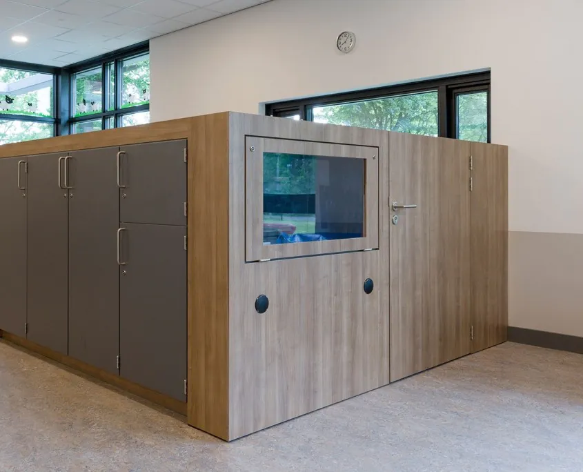 Maatwerk pantry ombouw grijs hout rvs grepen gezondheidszorg pluryn winkelsteeg nijmegen