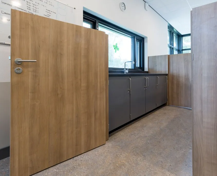 Maatwerk pantrymeubel grijs hout rvs grepen gezondheidszorg pluryn winkelsteeg nijmegen