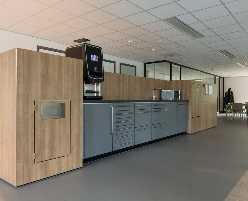 Maatwerk pantrymeubel grijs hout rvs grepen gezondheidszorg pluryn winkelsteeg nijmegen