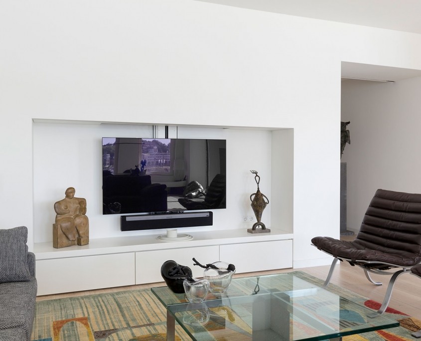 Maatwerk tvmeubel met uitschuifbare televisie penthouse lent
