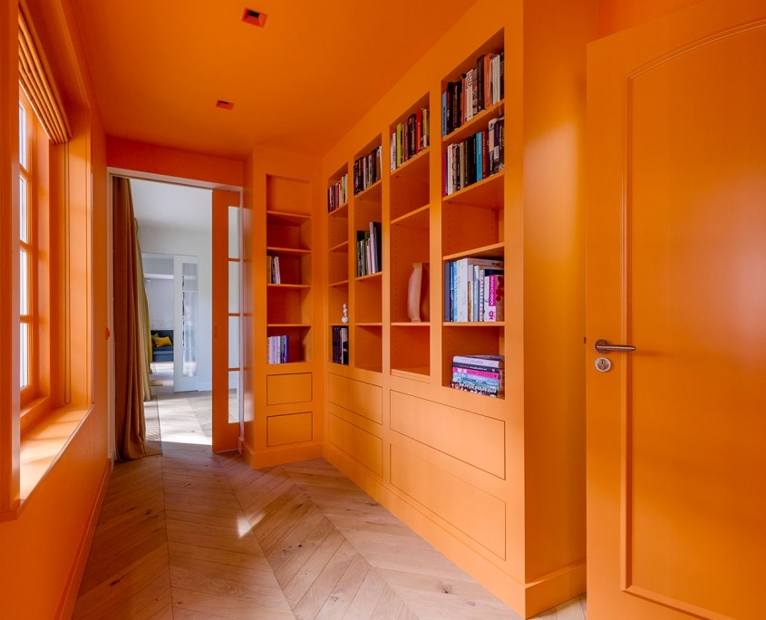 oranje-bibliotheekruimte-maatwerk-meubilair-villa-het-gooi