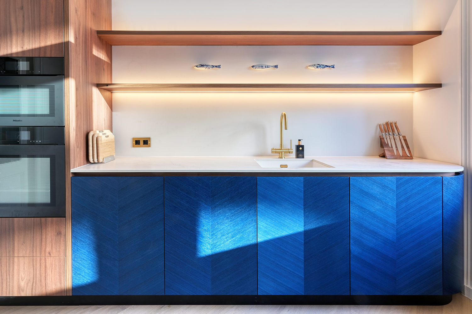 Unieke keuken met blauw, Italiaans fineer en houtdecor