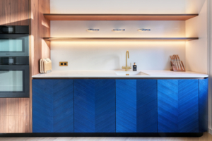Unieke keuken met blauw, Italiaans fineer en houtdecor