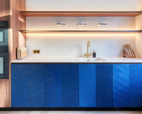 Unieke keuken met blauw, Italiaans fineer en houtdecor