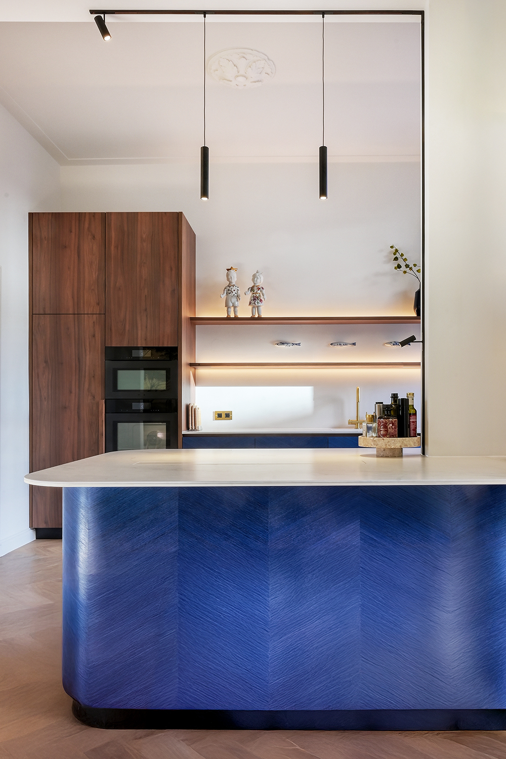 Exclusieve blauwe keuken met houtdecor