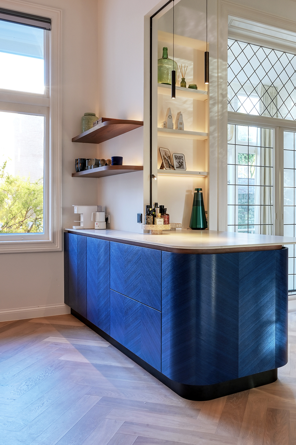 Bijzondere blauwe keuken met onzichtbare inductiekookvelden