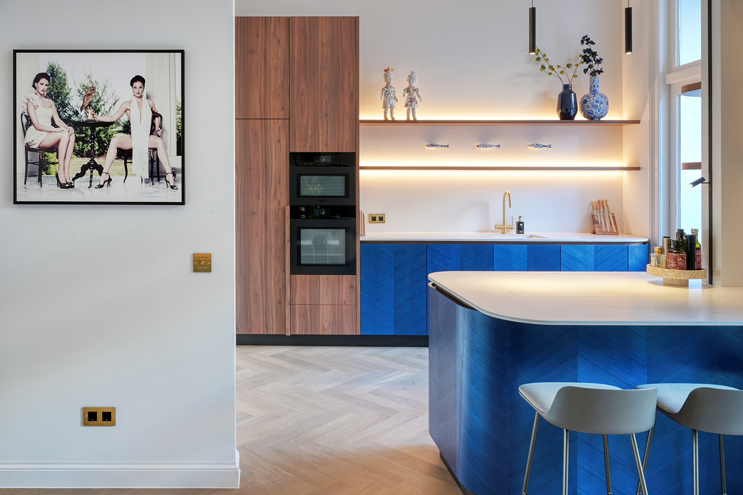 Bijzondere keuken met blauw, Italiaans fineer