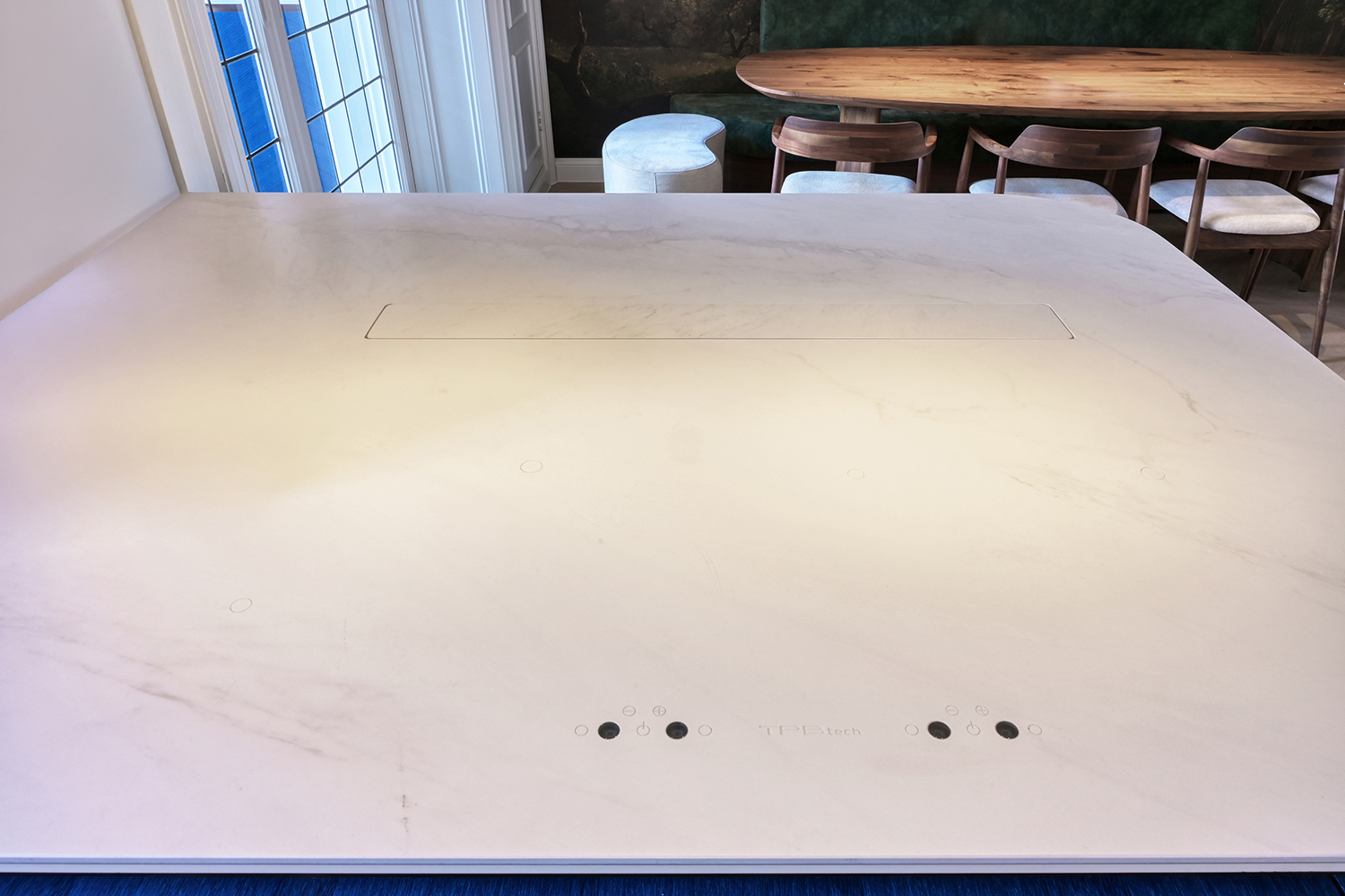 werkblad met onzichtbare inductiekookvelden en downdraft afzuigkap