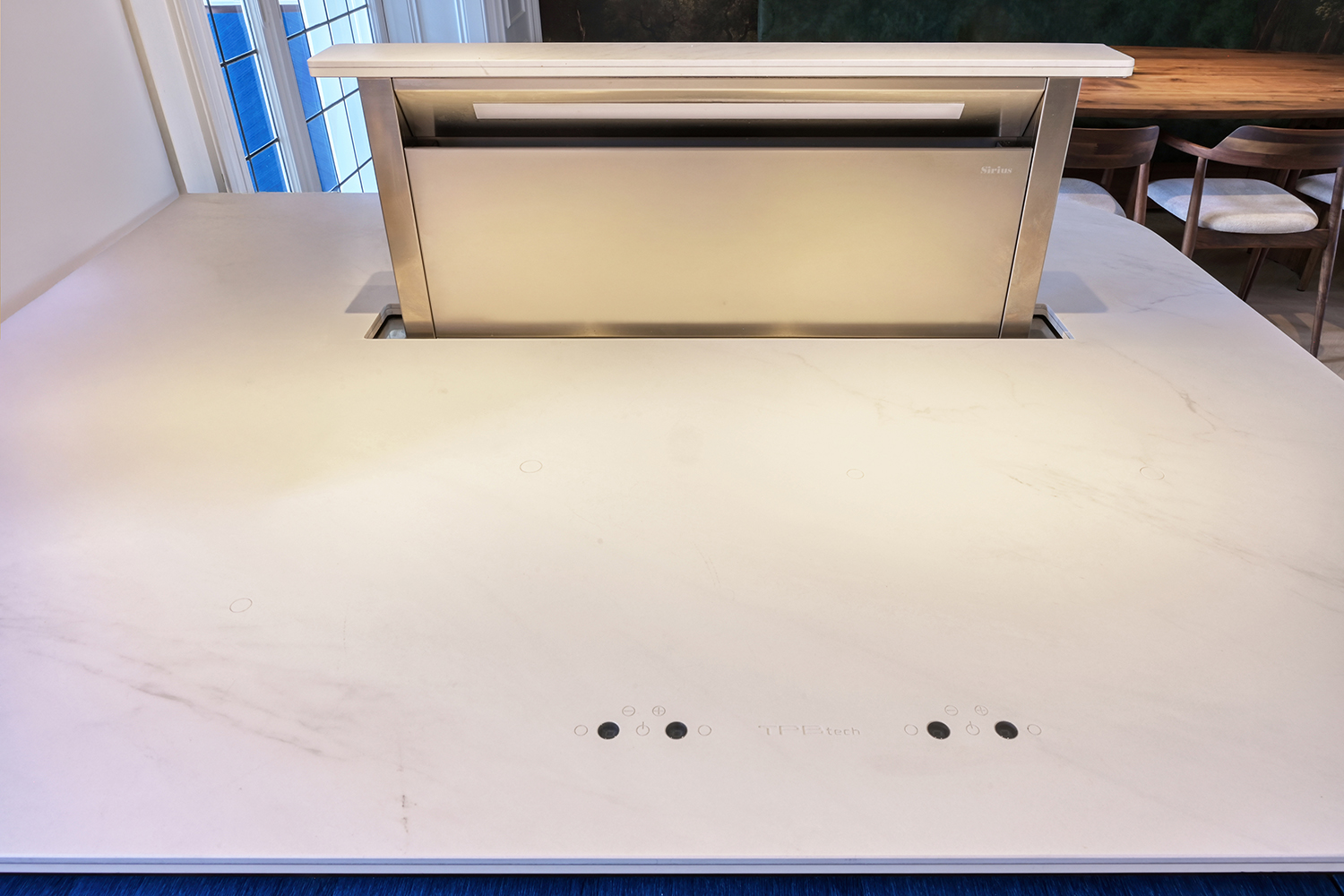 werkblad met onzichtbare inductiekookvelden en downdraft afzuigkap