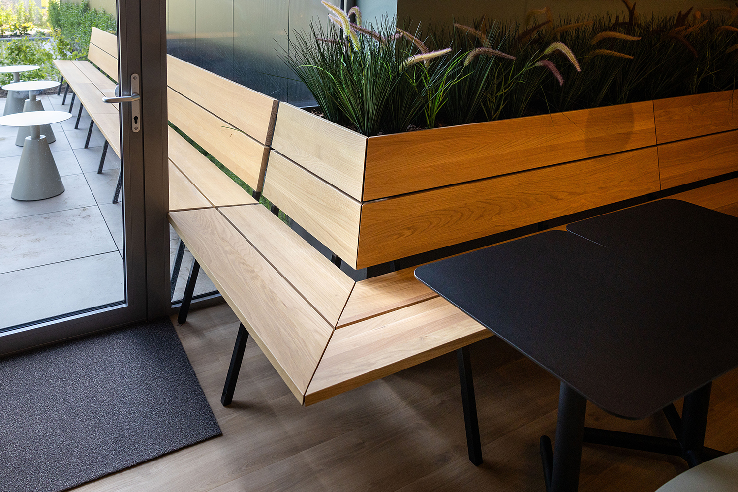 Kantine bank doorlopend naar buiten Kantine bank doorlopend naar buiten