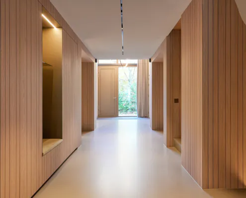 Maatwerk garderobe en houten wandbekleding