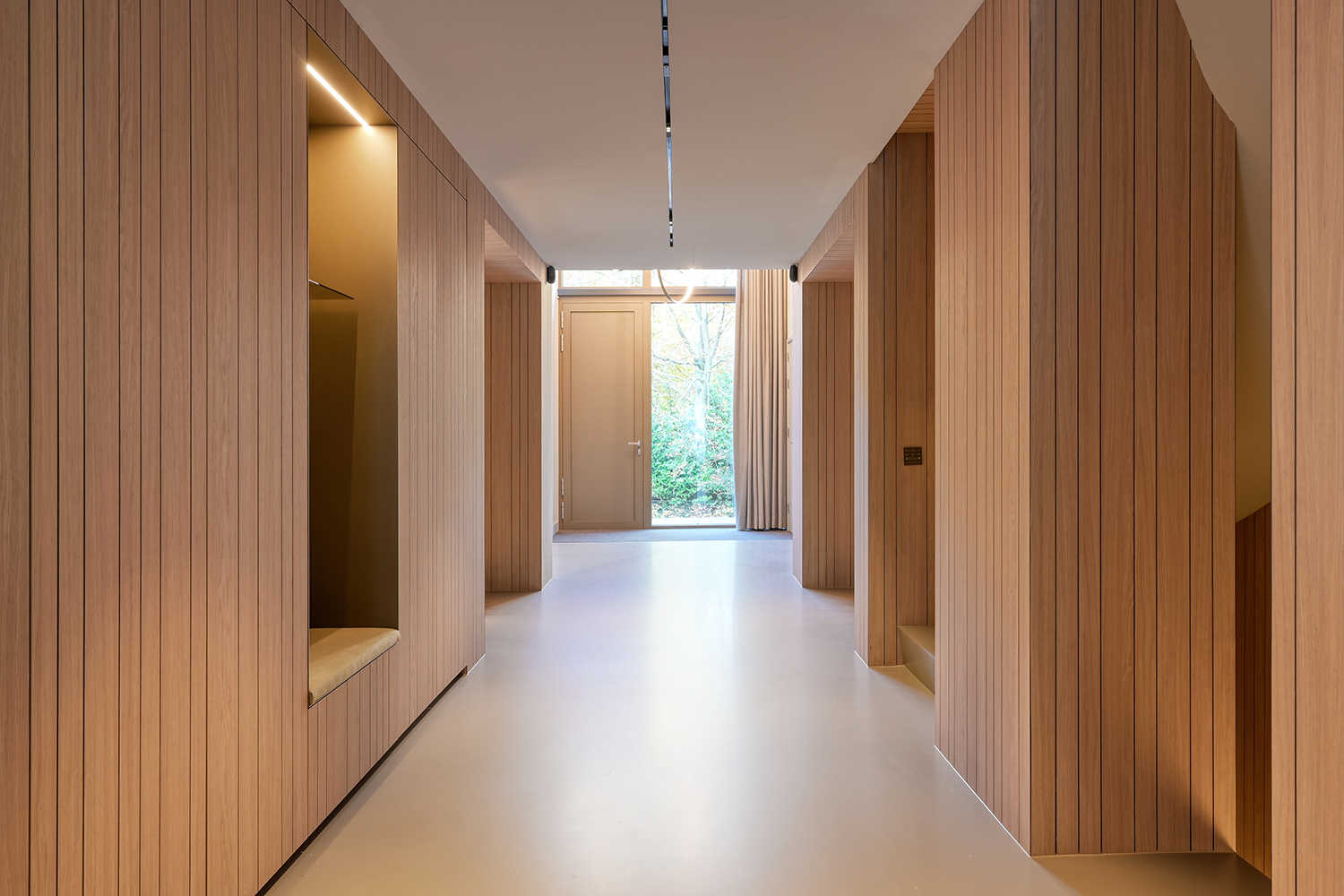 Maatwerk garderobe en houten wandbekleding Maatwerk garderobe en houten wandbekleding