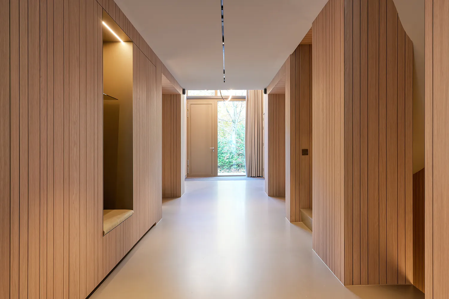 Maatwerk garderobe en houten wandbekleding