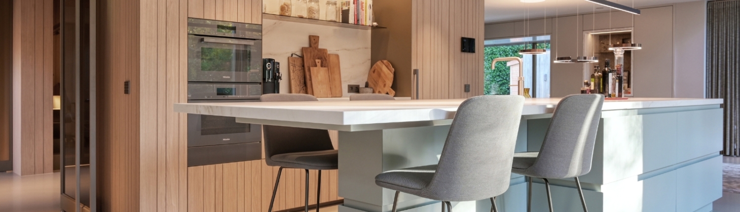 Houten keuken met groen kookeiland en licht blad Houten keuken met groen kookeiland en licht blad