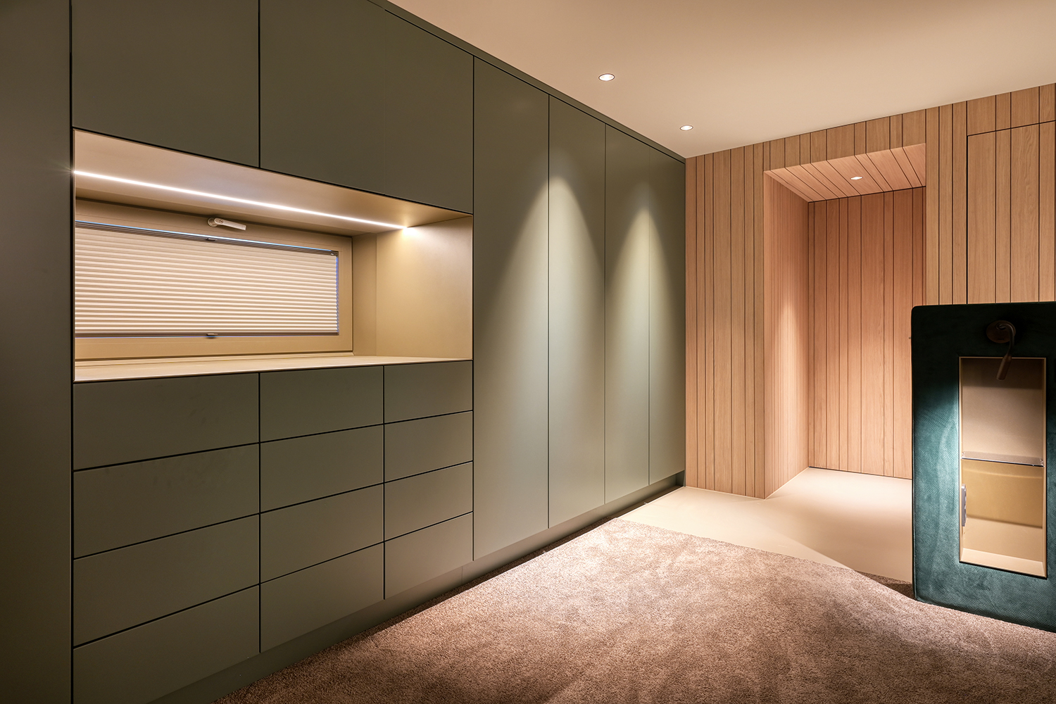 Maatwerk garderobekast en houten wandbekleding Maatwerk garderobekast en houten wandbekleding