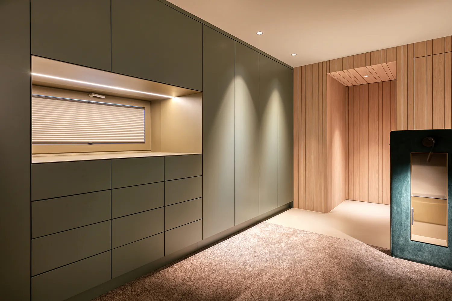 Maatwerk garderobekast en houten wandbekleding