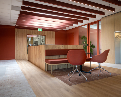 Maatwerk meubilair en baffles met ingebouwde verlichting