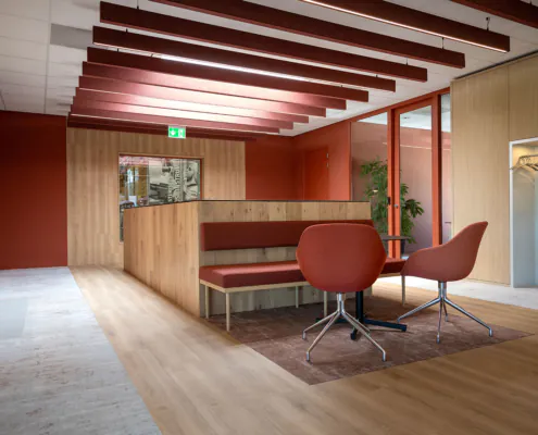 Maatwerk meubilair en baffles met ingebouwde verlichting