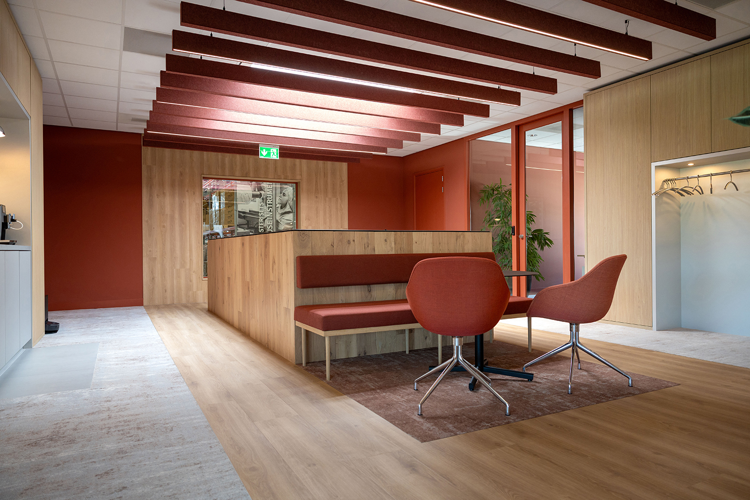 Maatwerk meubilair en baffles met ingebouwde verlichting Maatwerk meubilair en baffles met ingebouwde verlichting