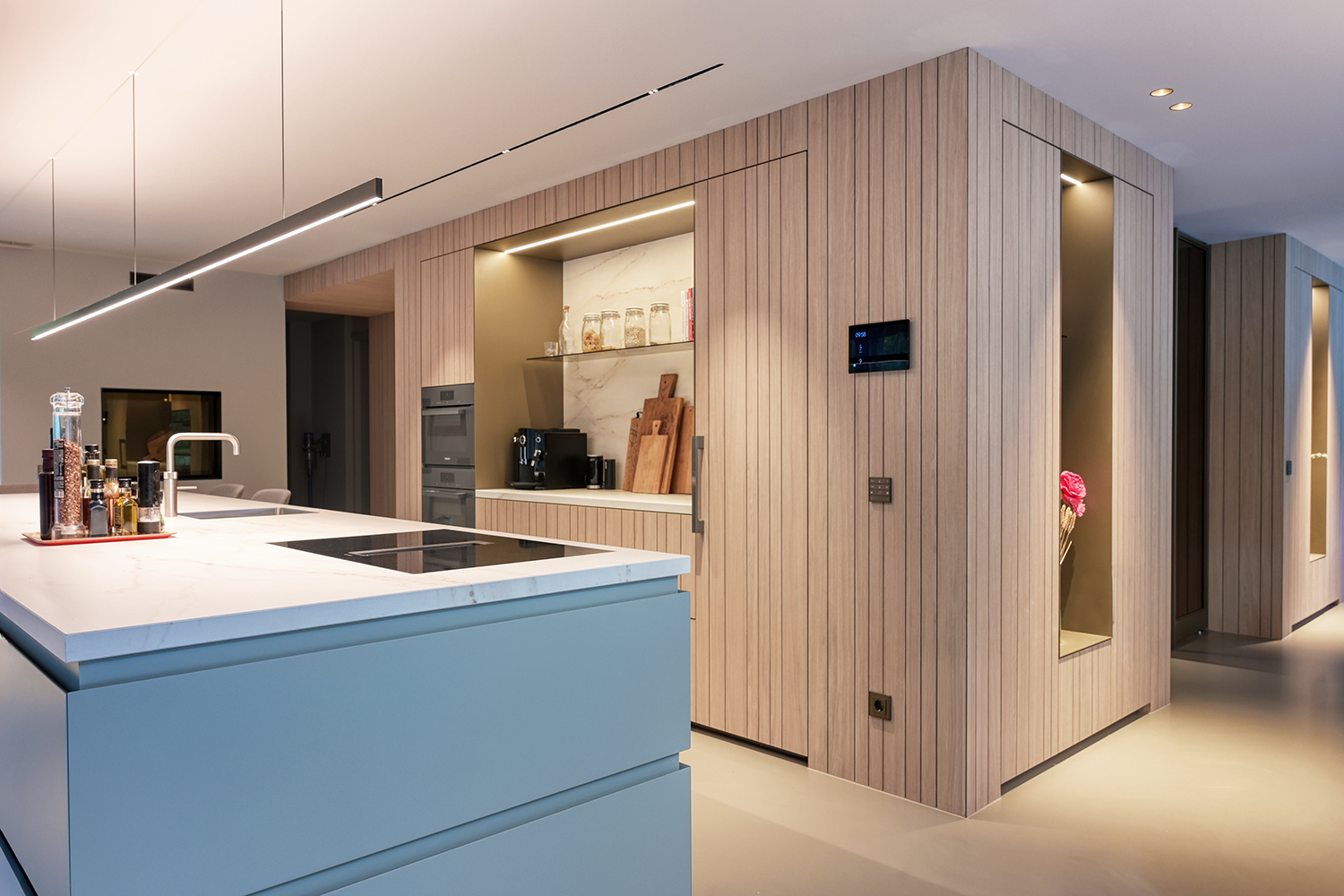 Luxe keuken met groen kookeiland met houten kastenwand Luxe keuken met groen kookeiland met houten kastenwand