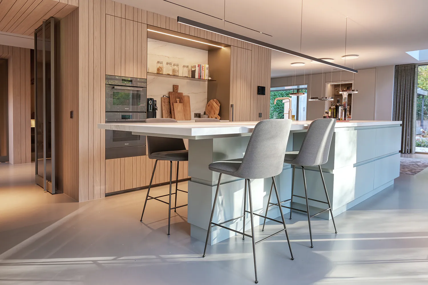 Moderne houten keuken met groen kookeiland