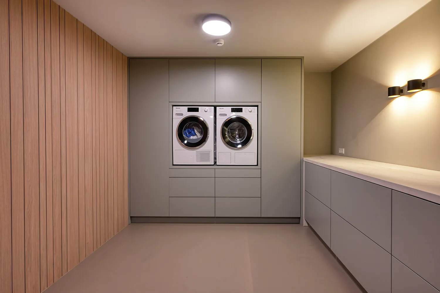 Maatwerk kastenwand met wasmachine en droger