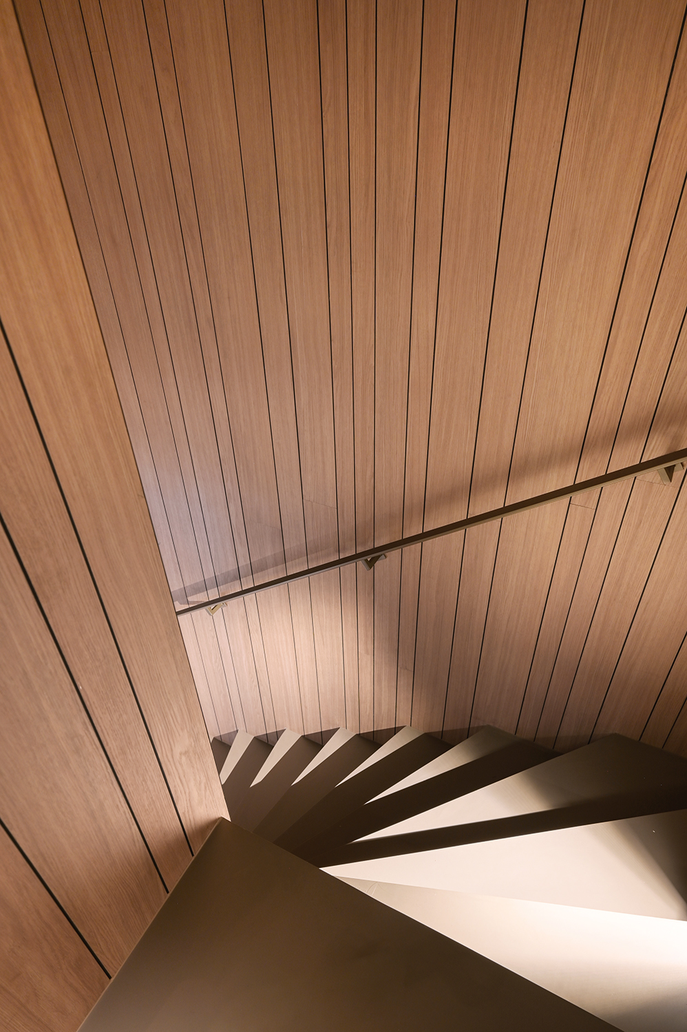 Houten wandbekleding in trapgat Houten wandbekleding in trapgat