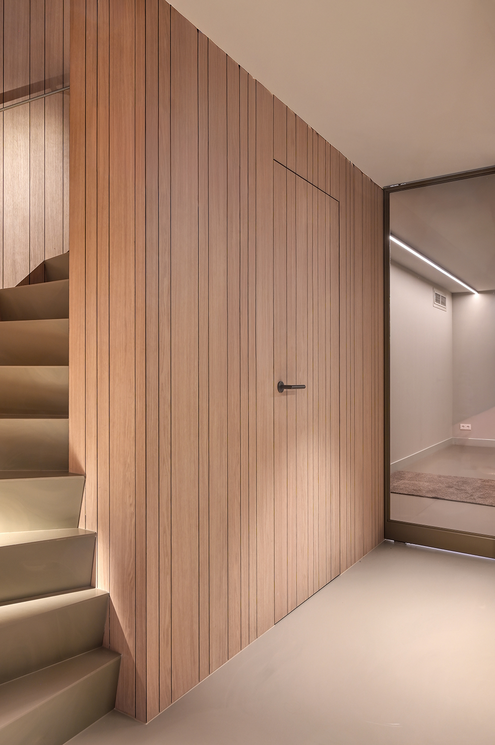 Houten wandbekleding met verdekte deur Houten wandbekleding met verdekte deur