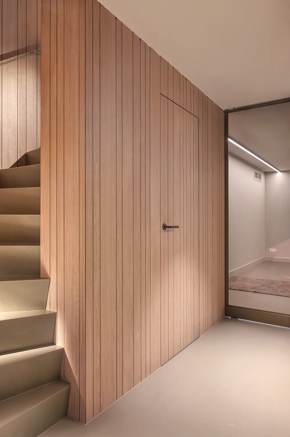 Houten wandbekleding met verdekte deur