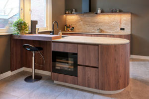 Maatwerk keuken in houtdecor en natuursteen met ronde uiteinden