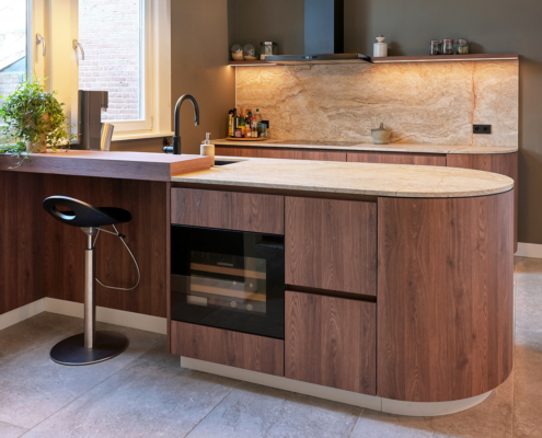 Maatwerk keuken in houtdecor en natuursteen met ronde uiteinden