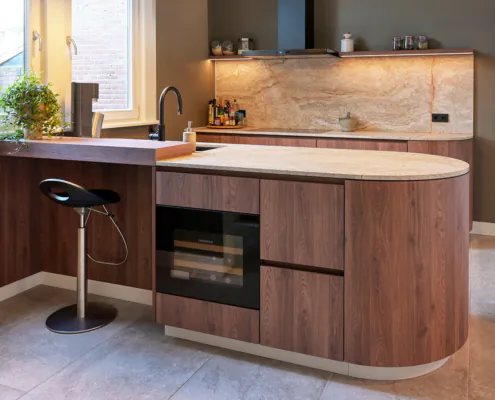Maatwerk keuken in houtdecor en natuursteen met ronde uiteinden