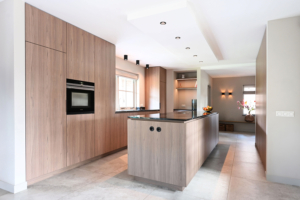 Maatwerk keuken met licht houtdecor en donker blad