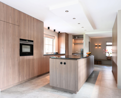 Maatwerk keuken met licht houtdecor en donker blad