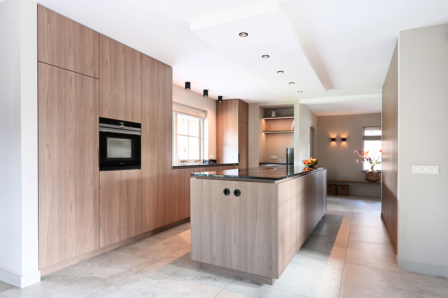 Maatwerk keuken met licht houtdecor en donker blad