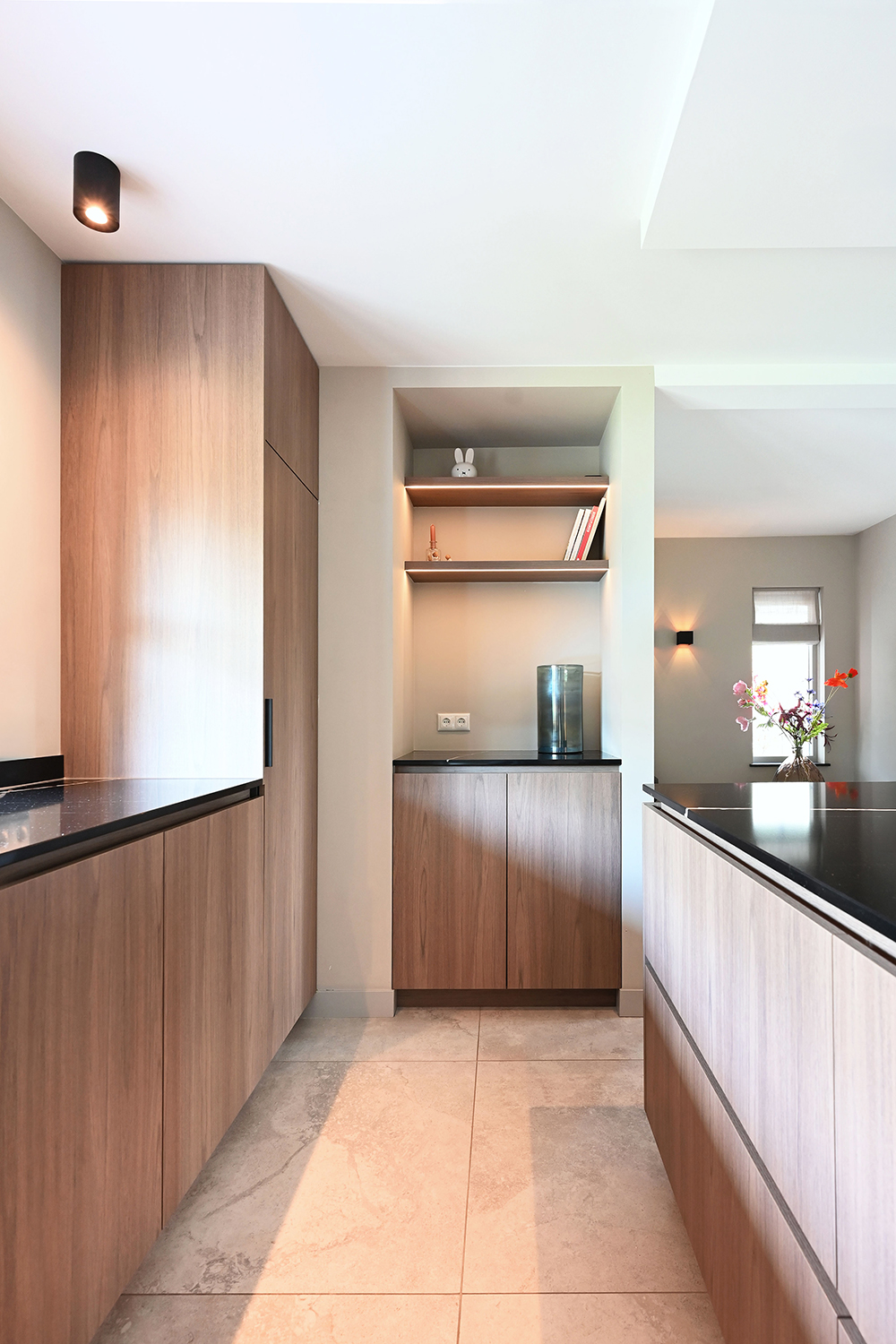 Maatwerk keuken met licht houtdecor en donker blad