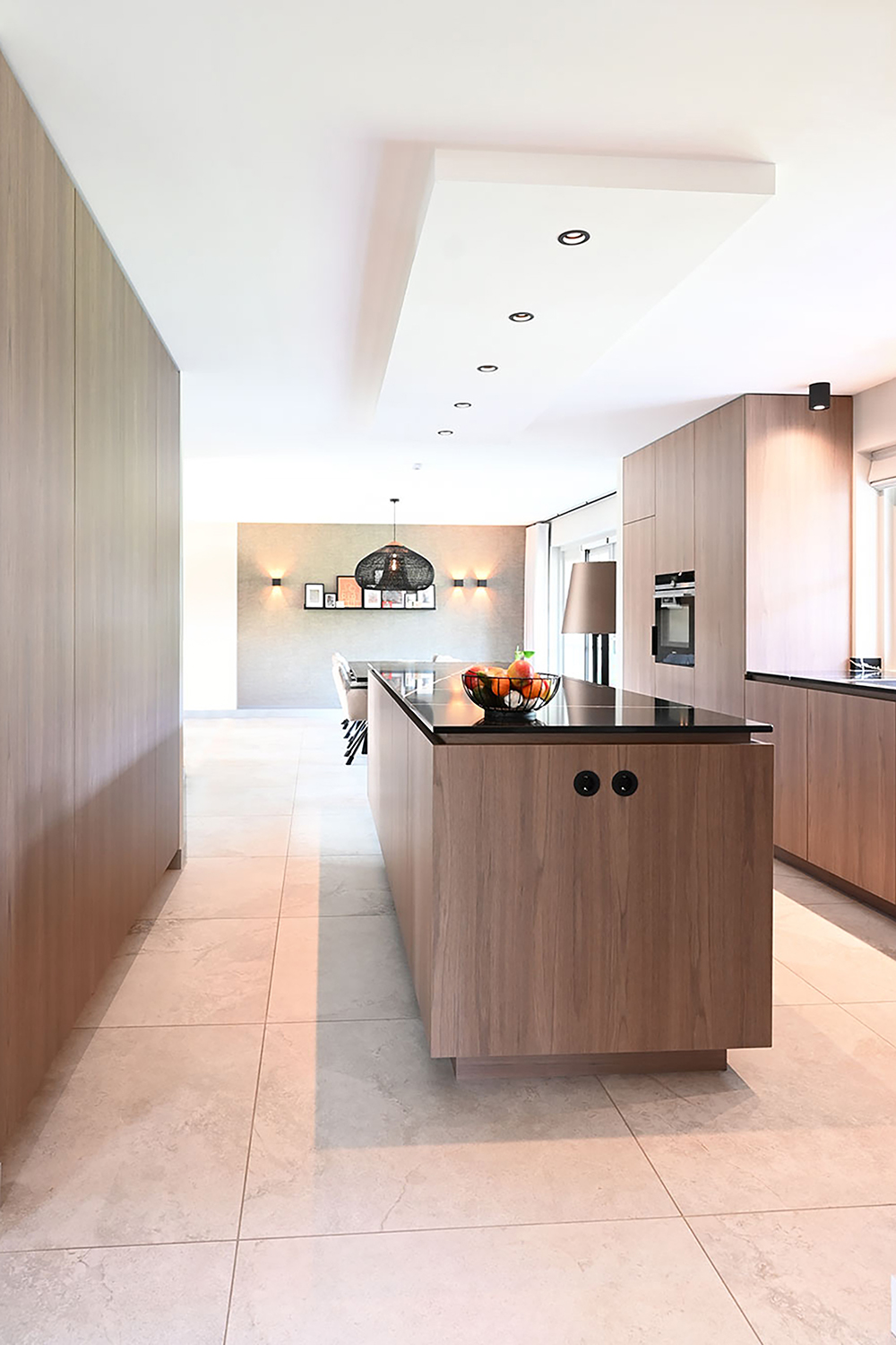 Maatwerk keuken met licht houtdecor en donker blad